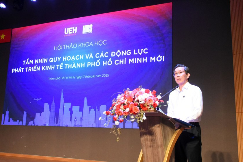 GS.TS. Sử Đình Thành, Giám đốc ĐH Kinh tế TP HCM phát biểu tại Hội thảo. 
