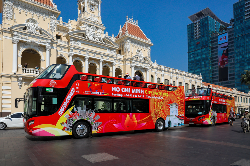 Tour tham quan TP HCM bằng xe buýt mui trần.