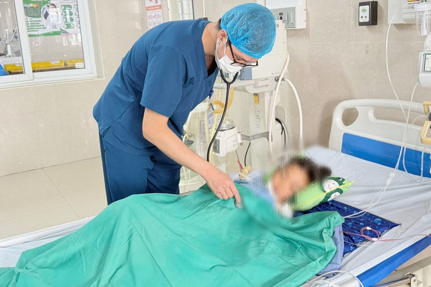 Bé gái may mắn được cấp cứu kịp thời (Ảnh: BVCC)