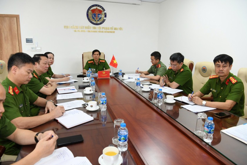 Cục Cảnh sát điều tra tội phạm về ma túy làm việc trực tuyến với Cục Chống tội phạm ma túy Campuchia. (Ảnh: Thu Giang)