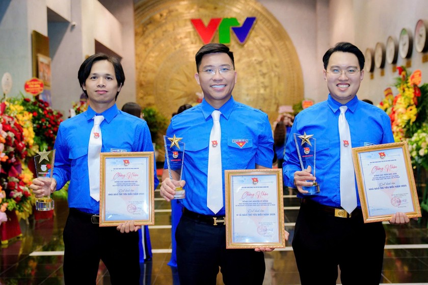 Các nhà báo, phóng viên Báo Pháp luật Việt Nam được tuyên dương Nhà báo trẻ tiêu biểu năm 2025.