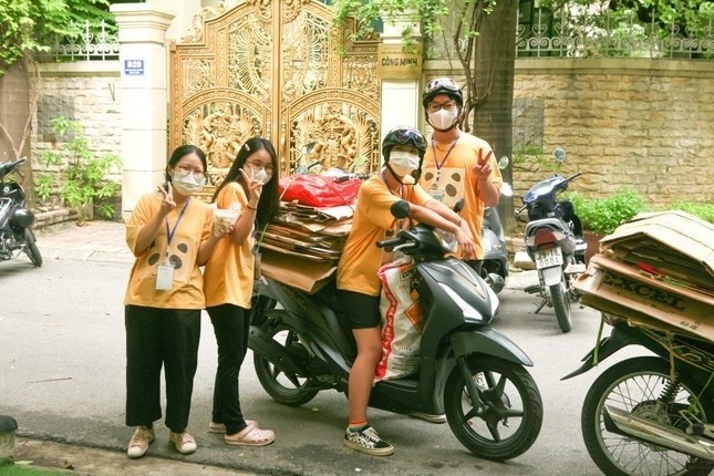 Các thành viên trong dự án thu gom phế liệu. (Ảnh: Kỳ Lâm)