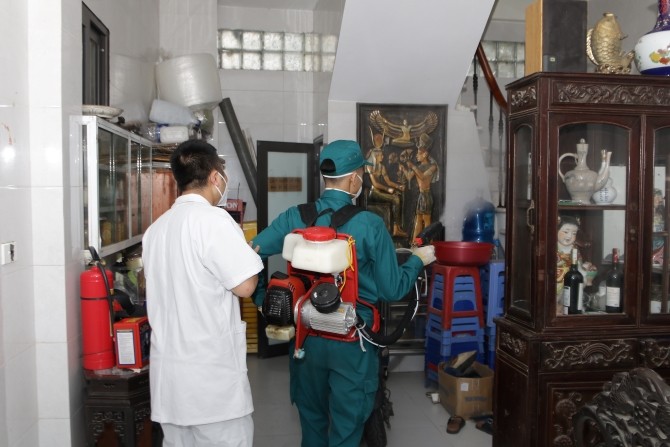 Ngành y tế khuyến cáo người dân cần chủ động thực hiện, phối hợp với chính quyền và ngành Y tế trong công tác điều tra, xử lý dịch. (Ảnh: CDC Hà Nội)