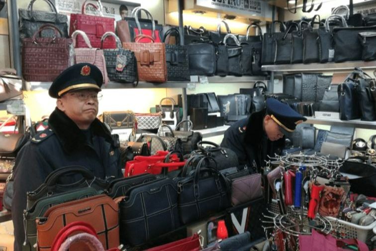 Các quan chức ở Cam Túc kiểm tra cửa hàng tiêu thụ hàng giả. (Ảnh: China Daily)