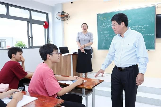 Đoàn công tác số 3 của Bộ GD&ĐT động viên các em học sinh lớp 12 trước kỳ thi tại Trường THPT Chuyên Tuyên Quang. (Ảnh: MOET)