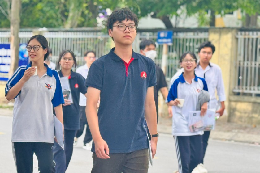 Thí sinh Hà Nội sau khi hoàn thành xong bài thi môn Toán vào chiều 26/6. (Ảnh: PV)