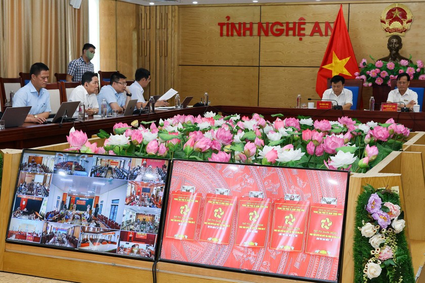 Các đại biểu theo dõi quá trình vận hành thử nghiệm hoạt động giải quyết thủ tục hành chính trên Hệ thống thông tin giải quyết thủ tục hành chính tỉnh.