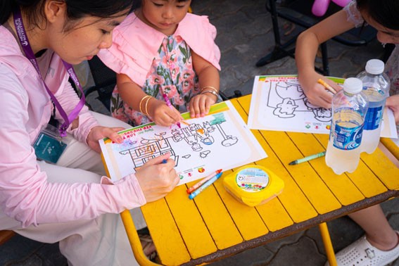 Hoạt động ý nghĩa để gắn kết sự tham gia của cha mẹ và con trẻ trong Ngày hội “Lan tỏa yêu thương”. (Ảnh: Thành Đoàn TP HCM)
