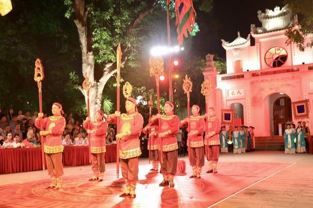 Tour đêm "Tiếng chuông Trấn Vũ" tại đền Quán Thánh. (Ảnh: Minh Anh)