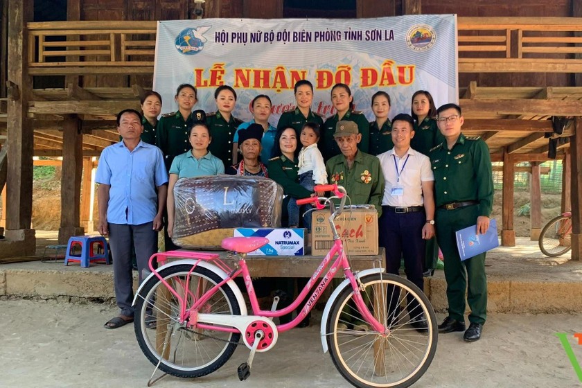 Hội Phụ nữ Bộ đội Biên phòng tỉnh Sơn La cùng với chính quyền địa phương xã Mường Lạn, huyện Sốp Cộp trao tặng quà cho gia đình và cháu Lò Thị Ngọc Châu. (Ảnh: Q.H)