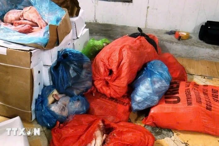Thực phẩm đông lạnh không có hóa đơn, chứng từ chứng minh nguồn gốc, xuất xứ bị cơ quan chức năng bắt giữ. (Ảnh: Hải Yến/TTXVN) 