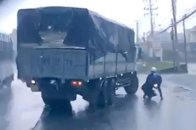 Hình ảnh xe tải tại thời điểm gây tai nạn. (Ảnh cắt từ clip)