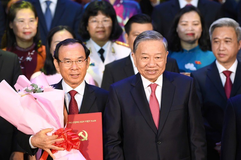 Tổng Bí thư Tô Lâm cùng đồng chí Nguyễn Văn Nên, Ủy viên Bộ Chính trị, Bí thư Thành ủy TPHCM và các đồng chí trong ban lãnh đạo TP HCM - Ảnh: VGP