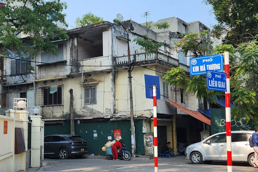 Nhà tập thể cũ số 22 Liễu Giai nằm trên “đất vàng” có 2 mặt tiền phố Liễu Giai và Kim Mã Thượng, cách tòa Lotte Center khoảng 500m (Ảnh: TN)