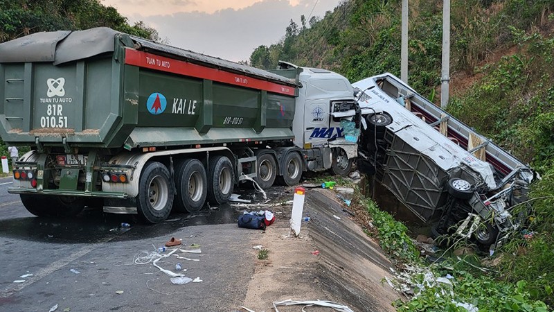 Hiện trường vụ tai nạn giao thông khiến 1 người chết, 22 người bị thương.