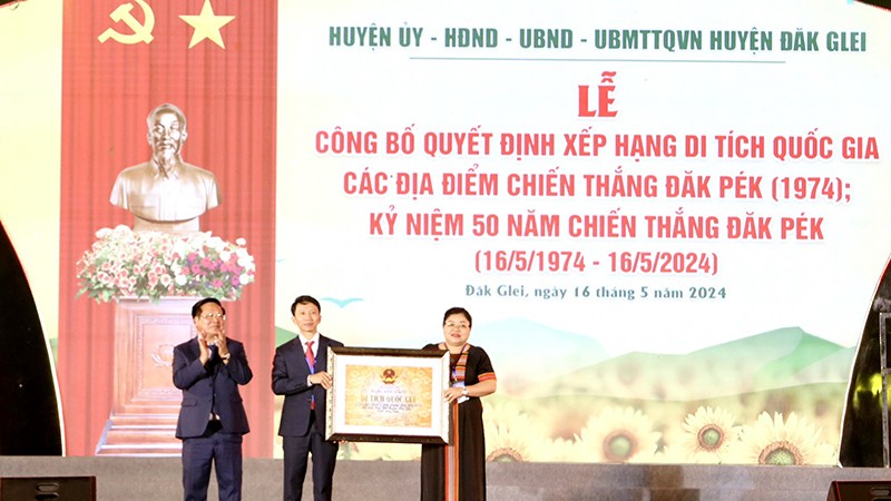 Chủ tịch UBND tỉnh Kon Tum Lê Ngọc Tuấn trao Quyết định của Bộ trưởng Bộ Văn hóa, Thể thao và Du lịch xếp hạng Di tích Quốc gia các địa điểm Chiến thắng Đăk Pék (năm 1974) cho huyện Đăk Glei.