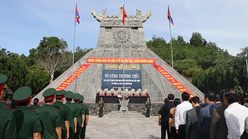 Các đại biểu tham dự lễ truy điệu, an táng hài cốt các liệt sỹ hy sinh tại Lào và Campuchia.