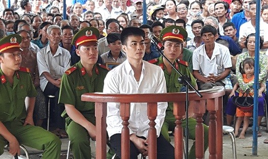 Gã công nhân đa tình phạm tội ác tày trời phải trả giá bằng mạng sống của mình.