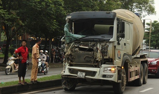 Xe chở bê tông nát đầu vì tông xe bus đỗ sai điểm?