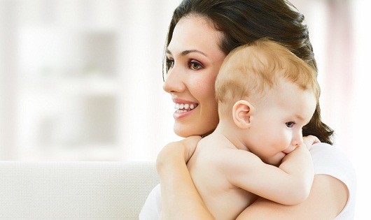 Tuyệt chiêu giúp mẹ phòng bệnh cho bé khi thời tiết giao mùa. Ảnh: Minh họa