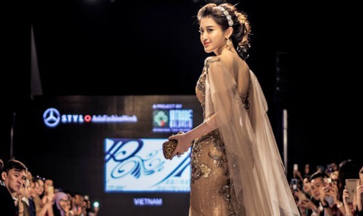 Á hậu Huyền My tự tin catwalk làm vedette ở 'xứ người'