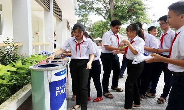 Thùng phân loại rác ở nhiều địa điểm công cộng và trường học được lắp đặt văn minh, sạch đẹp