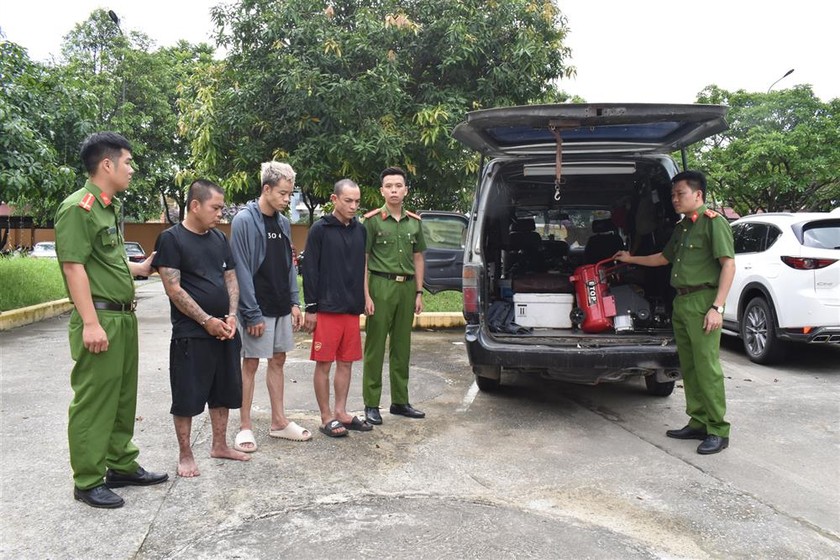 Cơ quan Công an TP Ninh Bình kiểm tra công cụ, phương tiện gây án.