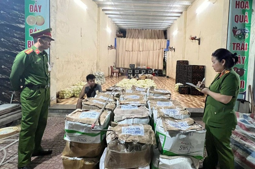 Công an lập biên bản thu giữ số rau, củ, quả dương tính với chất độc hại (Ảnh: Công an Sơn La)