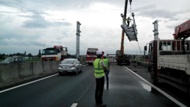 Nhà thầu ngang nhiên treo giá long môn 3 tấn trên đầu phương tiện