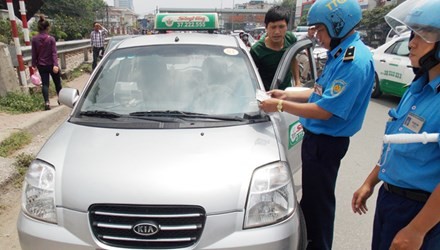 Chiếc taxi của hãng Sông Hồng biển Hà Nội này chỉ có thể xác định được xe có phù hiệu taxi ngoại tỉnh (Bắc Ninh) khi PV Tiền Phong đề nghị TTGT Sở GTVT dừng kiểm tra.Ảnh: Trọng Đảng