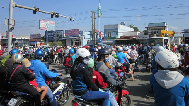 Quốc lộ 13 gần như bị tê liệt nhiều km gần khu Đại Nam vì lượng khách đổ về quá lớn.