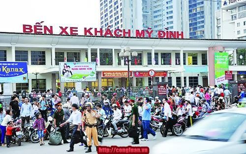 Bến xe Mỹ Đình gây ùn tắc nội đô. 