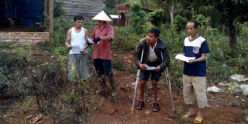 Ông Nguyễn Trọng Hải bị tàn tật phải chống nạng cầm đơn kêu cứu bên khu đất bị thu hồi đã 5 năm nay