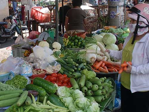 Trời lạnh nên các loai rau nhập vào cũng ít hơn so với mọi ngày
