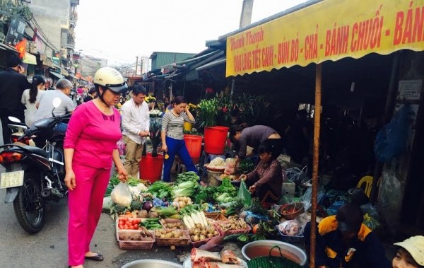 Ngán thịt bánh, người Hà Nội xếp hàng mua rau, cá về ăn để "giải ngấy"