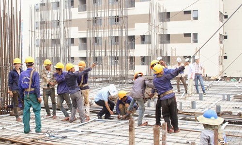 Nhiều ngân hàng lo khó huy động vốn kỳ hạn dài dẫn đến
việc không đủ nguồn vốn cho vay trung và dài hạn