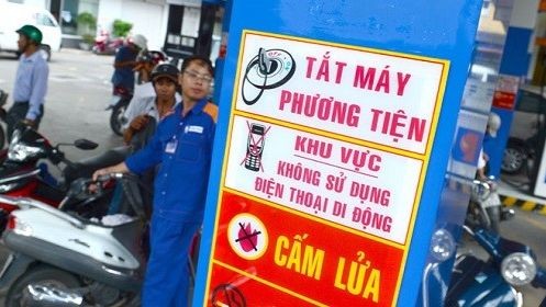 Hút thuốc, sử dụng điện thoại tại cây xăng có bị xử phạt không?