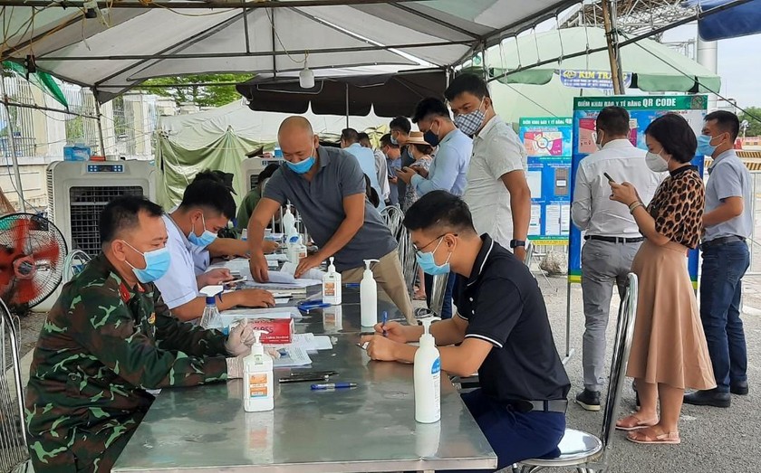 Các phương tiện ra, vào thành phố thực hiện khai báo y tế tại chốt kiểm soát dịch bệnh.