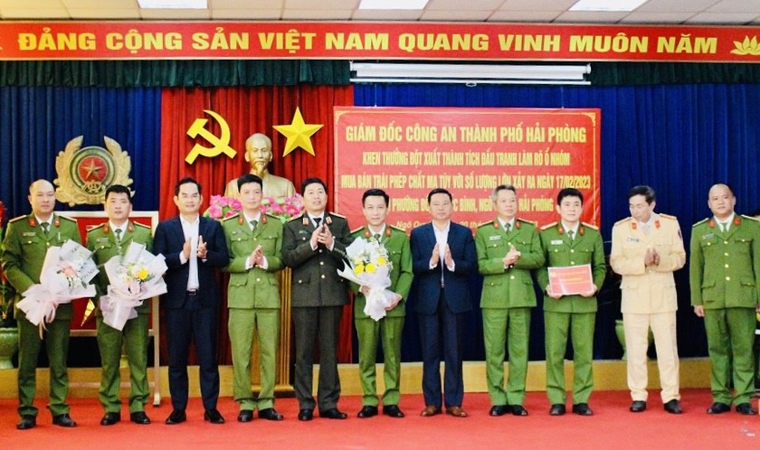 Giám đốc Công an TP Hải Phòng khen thưởng Công an quận Ngô Quyền có thành tích đấu tranh, triệt xóa ổ nhóm mua bán trái phép chất ma túy với số lượng lớn.