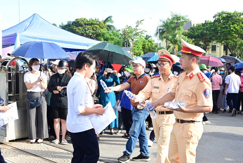 CSGT Đường bộ-sắt tham gia chương trình “Tiếp sức mùa thi”.