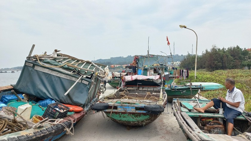 Người dân triển khai chằng chống tàu thuyền, đưa tàu thuyền lên bờ.