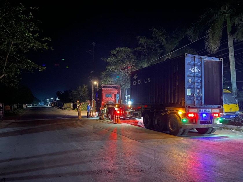 Công an Hải Phòng kiểm tra, xử lý hơn 200 trường hợp vi phạm chở hàng quá khổ, quá tải trọng. 