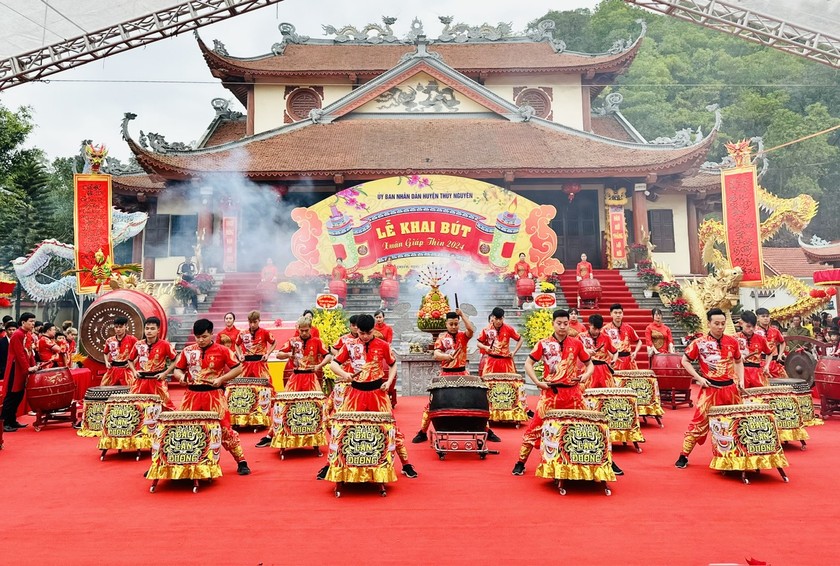 Dàn trống biểu diễn Khai hội chào mừng Lễ khai bút 2024.