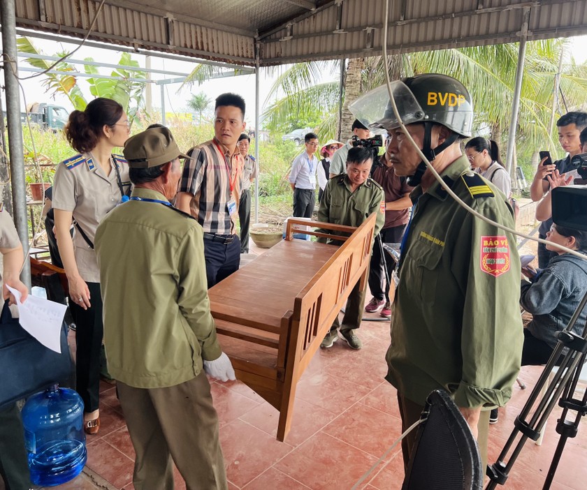 Lực lượng tham gia cưỡng chế di chuyển tài sản của người phải THA ra khỏi khu vực cưỡng chế.