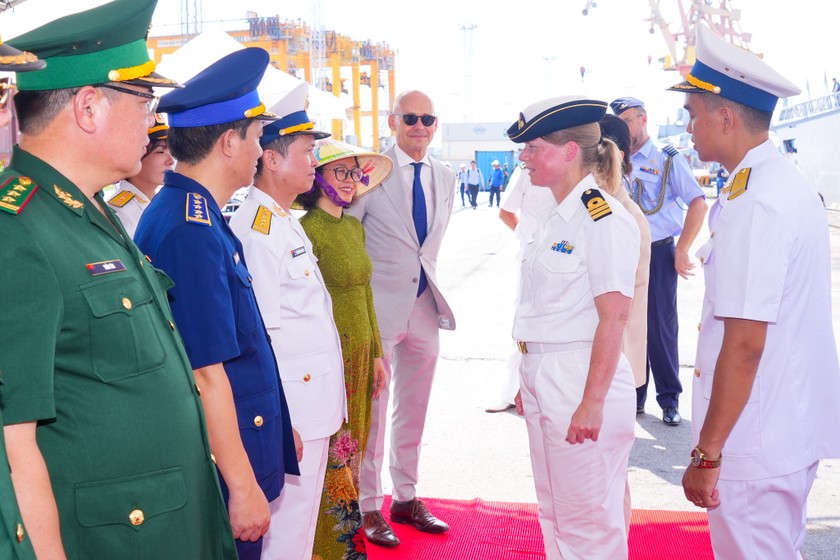 Đón Tàu hộ tống HNLMS TROMP của Hải quân Hoàng gia Hà Lan tại Cảng Chùa Vẽ.