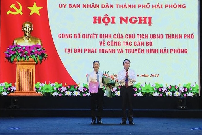 Phó Chủ tịch UBND TP Lê Khắc Nam trao Quyết định và tặng hoa chúc mừng ông Nguyễn Quang Việt.