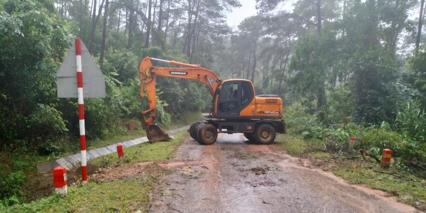 Nước dâng cao gây nguy hiểm, chính quyền tỉnh Quảng Ninh đã thiết lập rào chắn tạm và cắt cử người canh gác.