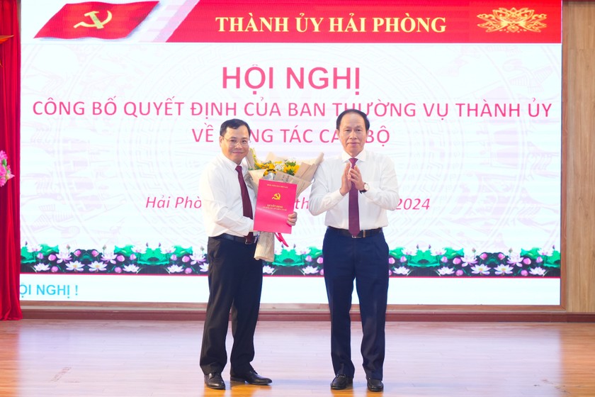 Ủy viên TW Đảng, Bí thư Thành ủy, Trưởng Đoàn ĐBQH Hải Phòng Lê Tiến Châu trao Quyết định và chúc mừng ông Phạm Hưng Hùng.