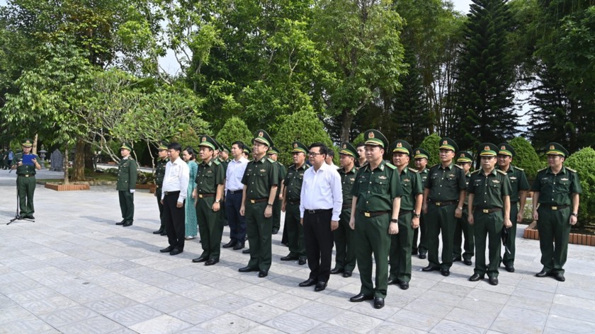 Các đại biểu dâng hương tại Đài tưởng niệm các anh hùng, liệt sĩ Pò Hèn.