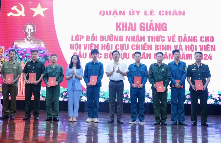 Thiếu tướng Vũ Thanh Chương, Giám đốc Công an TP; Bí thư Quận uỷ Lê Chân Trần Thu Hương tặng quà cho các học viên tham gia lớp học.